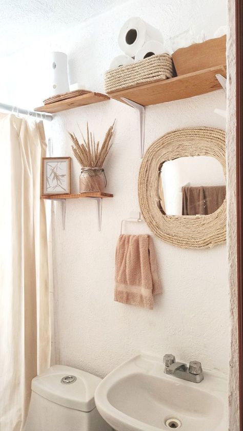 Bathroom Boho Chic, Bad Boho Style, Boho Toilet Room, Beige Bathroom Ideas Decor, Boho Chic Bathroom Ideas, Bathroom Boho Decor Ideas, Bathroom Floating Shelves Above Toilet, Cozinha Boho Chic, Casa Estilo Boho Chic