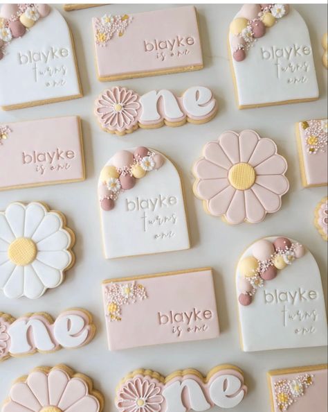 Birthday Biscuits, Baby First Birthday Themes, Daisy Baby Shower, Flower Birthday Party, Rainbow First Birthday, Daisy Party, 1st Birthday Party Themes, 1st Birthday Themes