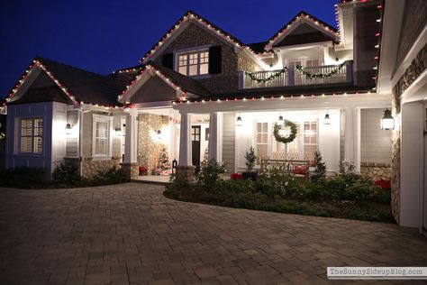 Natal, Bonito, Aesthetic House Exterior, Winter House Exterior, Christmas Night Light, Christmas House Lights, Dream Life House, Suburban House, Christmas Living Rooms