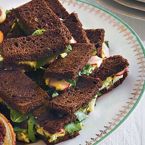 Pumpernickel Tea Sandwiches Tea Sandwich, Cucumber Tea Sandwiches, Tea Party Sandwiches, Tea Sandwiches Recipes, Party Sandwiches, Finger Sandwiches, Tea Party Food, Food Lunch, Bridal Shower Food