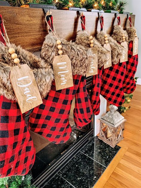 buffalo plaid stockings with wooden name tags on a Christmas mantle Natal, Diy Christmas Name Tags, Christmas Vibes Aesthetic, Christmas Stocking Ideas, Diy Christmas Stocking, Diy Name Tags, Stockings Diy, Christmas Stocking Tags, Diy Christmas Tags