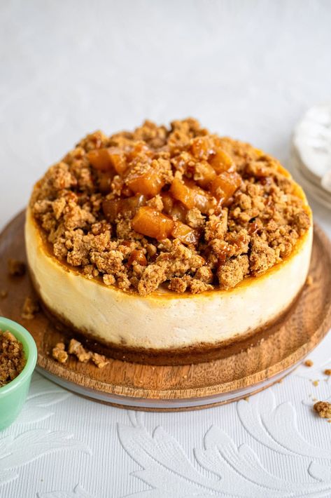 Apple Crumble Cheesecake with a creamy apple filling topped with crunchy crumble topping and tender cinnamon apples. The perfect marriage of cozy apple crumble and decadent rich cheesecake! No Bake Apple Crumble Cheesecake, Apple Crumble Cheesecake Recipe, Cheesecake Crumble, Apple Crumble Cheesecake, Crumble Cheesecake, Apple Pie Cheesecake, Apple Crumble Cake, Apple Cinnamon Cake, Rich Cheesecake