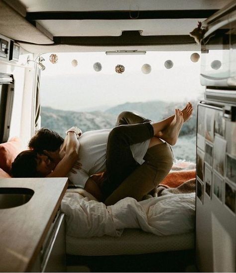 308 Pics From 'Project Van Life' Instagram That Will Make You Wanna Quit Your Job And Travel The World Quitting Job, Van Living, Photo Couple, Paros, Future Life, Two People, Couple Aesthetic, Hopeless Romantic, Life Goals