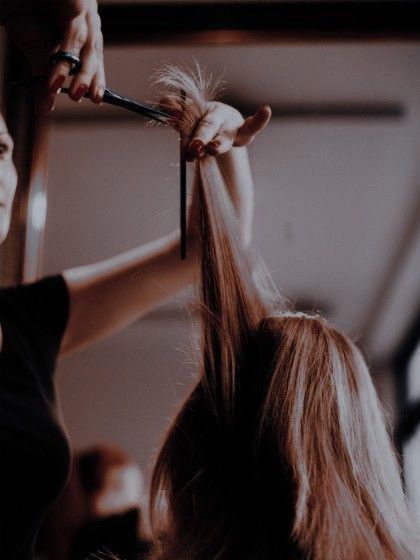 Hairdresser Aesthetic Job, Aesthetic Salon Pictures, Confess Aesthetic Colleen Hoover, Cosmetology School Aesthetic Hair, Hairstylist Vision Board Ideas, Hairdresser Aesthetic Salon, Cosmotology Pictures Aesthetic, Hairdressing Aesthetic, Hairdresser Aesthetic