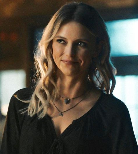 Freya Mikaelson - The Originals The Originals Rebekah, The Original Family, Riley Voelkel, Freya Mikaelson, School Photographer, The Mikaelsons, Elijah Mikaelson, Davina Claire, Vampire Love