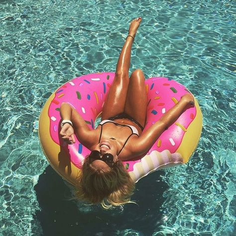 Donut Float, Summer Survival Kit, Instagram Baddies, Beautiful Beach Pictures, Beach Pink, Pool Picture, Her Campus, Pool Floats, Summer Swim Suits