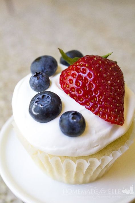 Chantilly Cupcakes, Homemade Mascarpone, Chantilly Cake Recipe, Berry Chantilly Cake, Chantilly Cake, Cupcakes Homemade, Devils Food Cake, Special Cakes, Mascarpone Cheese