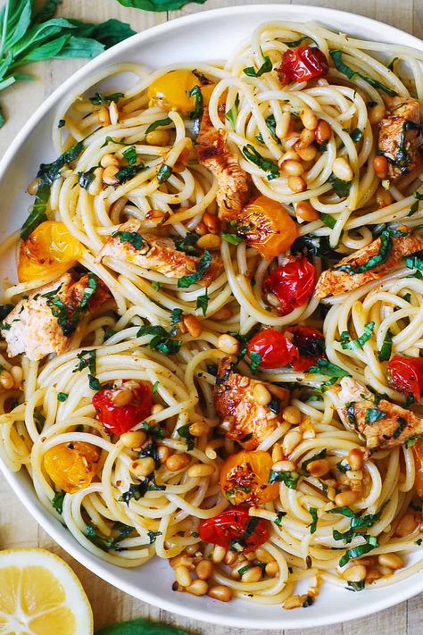 pasta with roasted cherry tomatoes and chicken Tomato Basil Linguine, Bacon Cherry Tomato Pasta, Chicken And Roasted Tomato Recipes, Baked Cherry Tomato Pasta, Roasted Cherry Tomatoes Pasta, Chicken Tomato Pasta, Roasted Tomato Chicken, Roasted Tomato Recipes, Roasted Grape Tomatoes