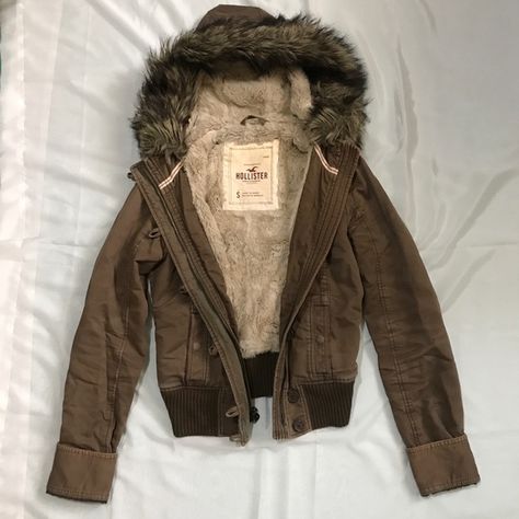 Hollister Faux Fur-Lined Coat Y2k Fur Trim Jacket, Y2k Coats & Jackets, Y2k Outfit Pieces, Y2k Fluffy Jacket, Y2k Fur Jacket, Aesthetic Coat Outfit, Brown Aesthetic Y2k, Winter Jackets Aesthetic, Fur Jacket Aesthetic