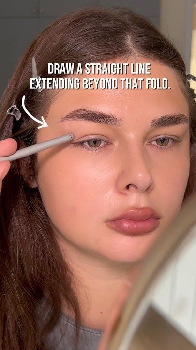 Eyeliner for hooded eyes 💓💡 #makeup #makeuptutorial Hooded Eye Celebrity Makeup, Eyelash For Hooded Eyes, 70s Makeup For Hooded Eyes, Hooded Eyes Liner, Hood Eye Makeup, Makeup For Small Hooded Eyes, Simple Eyeliner For Hooded Eyes, Eyeliner For Hooded Eyes Tutorials, Hooded Almond Eye Makeup