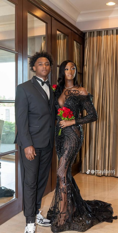 Prom Silver Dress Couple, Black Prom Outfits For Couples, Prom Color Ideas For Couples, Couples At Prom, Prom Black Couples, Prom Inspo Pictures, Prom Outfits For Couples, Couple Prom, Prom Goals