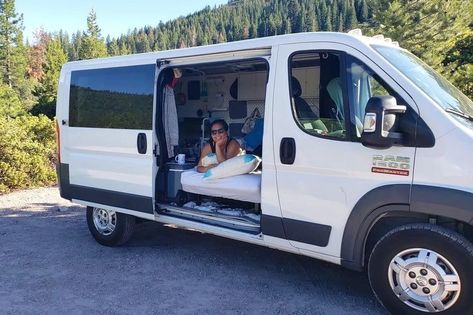 Come farti un camper con soli 1000 euro, da Ikea, e svoltarti l'estate Diy Tiny Home, Ikea Raskog Cart, Airstream Interstate, Auto Camping, Ram Van, Portable Shower, Van Build, Van Life Diy, Ram Promaster