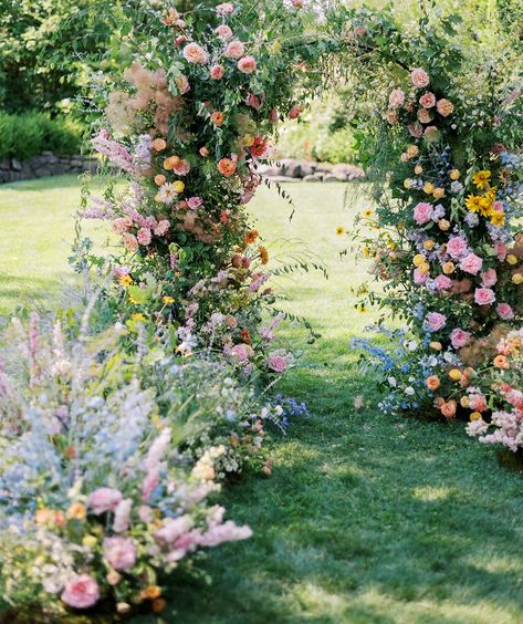 … a sweet early morning spent in an absolute fairytale. 🌿 It was such an honor to attend @bonnie_blooms & @thebonnievine’s florist’s garden workshop. 🌼 And to create this stunning arch made of wildflower dreams with such incredibly talented florist friends … a DREAM. 🫶🏼 @wildalpinefloral @posiesfloraldesign @floralvdesigns @tbeblooming photography: @sophiawikoffphoto workshop hosts: @bonnie_blooms & @thebonnievine • • • • • #weddingflorist #idahoweddingflorist #wildflowers #ceremonyf... Bonnie Blooms, Garden Workshop, Simple Elegant Wedding Dress, Garden Workshops, Simple Elegant Wedding, Summer Bride, Wedding Flower Inspiration, Ceremony Flowers, Wildflower Wedding