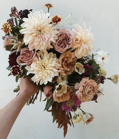 Top Wedding Colors, Rusting Wedding, Popular Wedding Colors, Round Bouquet, Wedding Color Trends, Wedding Bouquets Bride, Unique Bouquet, Spring Wedding Colors, Floral Studio