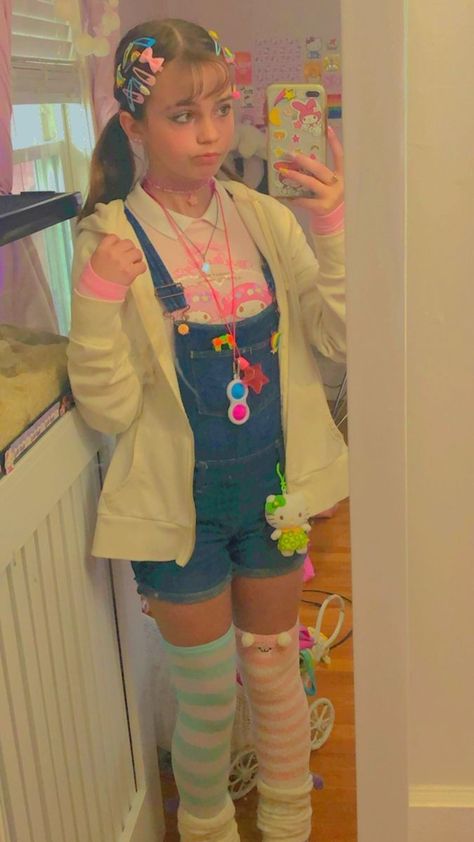 Kawaii Kidcore Outfit, Candycore Clothes, Dark Kidcore Outfit, Childish Outfits Aesthetic, Pastel Indie Outfits, Toddlercore Fashion, Pink Kidcore Outfit, Craftcore Outfit, Kidcore Fashion Pastel