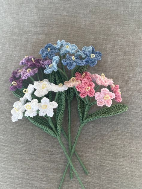 Crochet Forget-me-nots: Learn how to make these easy and beautiful flowers to brighten your day. These flowers are perfect for beginners and make great Forget Me Not Crochet Flower, Forget Me Not Crochet Pattern, Forget Me Not Flowers Crochet, Crochet Forget Me Not Flowers, Forget Me Not Crochet, Crochet Bouquet Flowers, Yarn Flower, Crochet Flower Hat, Bouquet Crochet