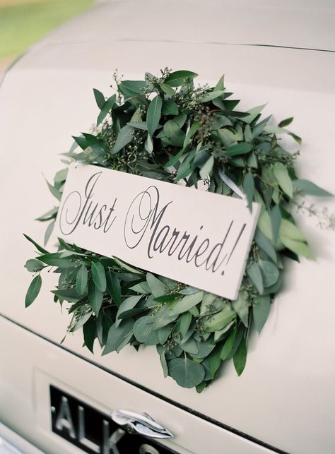 wedding wreath attached to getaway car with just married sign Farmhouse Wreath Decor, Wedding Car Deco, Cars Decorations, Just Married Sign, Just Married Car, Bridal Car, Wedding Car Decorations, Pretty Wreath, Getaway Car