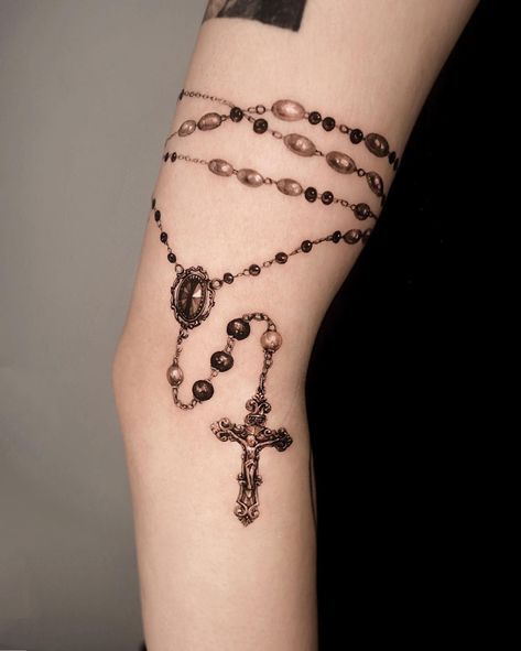 Angel Wings With Rosary Tattoo, Cute Rosary Tattoos, Rosary Tattoo Around Arm, Rosary Tattoo For Women Shoulder, Rosary Shoulder Tattoo, Rosary Tattoo On Leg, Rosary Rose Tattoo, Thigh Rosary Tattoo, Cross Necklace Tattoo On Arm