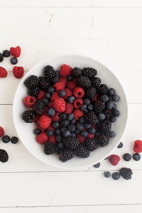 Mixed Berry Overnight Oats, Berry Overnight Oats, Food Photography Fruit, Raspberry Smoothie Bowl, Fruit Platter Designs, Fresh Fruit Recipes, Fruits Photos, Summer Breakfast, Raspberry Smoothie