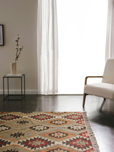 Multicoloured Rug, Modern Rug Design, Rug Size Guide, Living Room Flooring, Bathroom Colors, Kilim Woven, Room Flooring, Classic Interior, Pile Rug