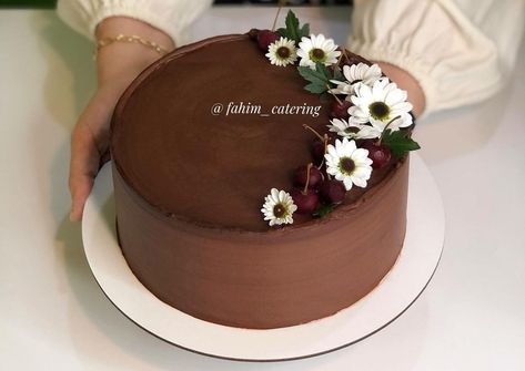 Minimal Chocolate Cake Design, Minimalist Chocolate Cake, Minimal Chocolate Cake, Chocolate Ganache Cake Design, Chocolate Truffle Cake Designs, Chocolate Cake Design Ideas Simple, Cake Designs Chocolate, Decorated Chocolate Cake, Small Chocolate Cake