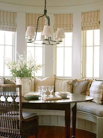 Kitchen Bay Window Table Ideas, Built In Kitchen Table Bay Window, Bay Window Dining Area Breakfast Nook, Dining Table In Bay Window, Built In Breakfast Nook Bay Window, Bay Window Ideas Dining Room, Bay Window Dining Table, Farmhouse Bay Window, Bay Window Kitchen Nook