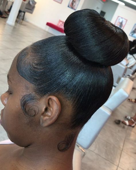 High Ballerina Bun, Quick Simple Hairstyles, Simple Bun Hairstyles, Clean Bun, Ballet Academia, Black Hair Bun, Ballerina Hair, Hair Lookbook, Donut Bun