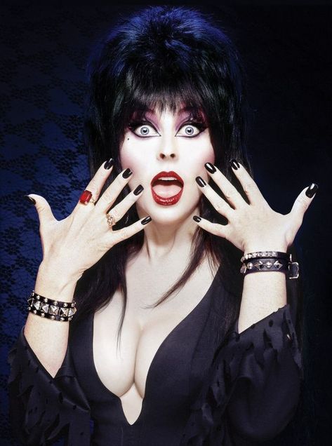 Elvira, Mistress Of The Dark: 30 Stunning Photos of Cassandra Peterson in the 1980s ~ Vintage Everyday Elvira Makeup, Goth Symbols, Elvira Costume, Elvira Movies, Cassandra Peterson, Elvira Mistress Of The Dark, Rare Historical Photos, Goth Women, Unique Photo