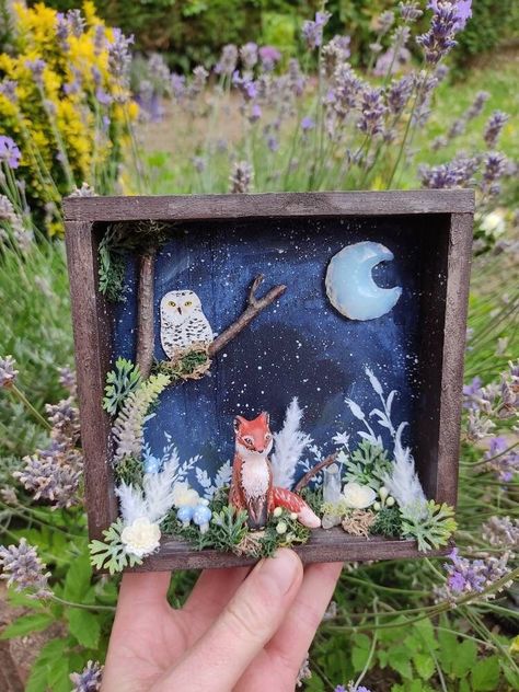 "The fox, one of the princes of these woods visiting around the marsh, is joined by the owl his next to contemplate together the moonlight" Wooden frame whose night landscape is hand painted with acrylic Small decoration of flowers and mushrooms, as well as quartz crystal. Small painted wooden owl and fox carved and painted. Hanging frame 14x14cm Night Sky Diorama, Painting On A Box Ideas, Fairytale Diy Decor, Small Shadow Box Ideas, Shadow Box Crafts, Art Made From Nature, Useful Crafts For Adults, Cottagecore Diy Crafts, Clay Display