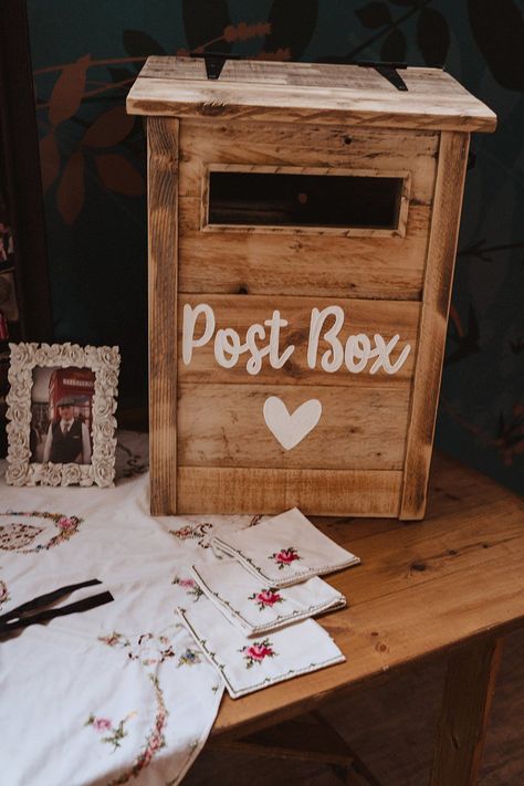 Wooden Card Box Wedding Diy, Rustic Wedding Post Box Ideas, Wooden Wedding Card Box Ideas, Wedding Card Post Box Ideas, Wedding Wood Decorations, Wedding Postbox Ideas, Diy Wooden Wedding Decor, Wood Card Box Wedding, Wedding Card Box Ideas Rustic