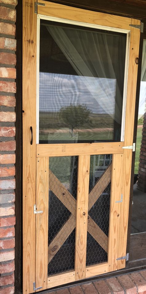 Diy Pallet Screen Door, Diy Wooden Screen Door, Diy Screen Door Easy, Screen Door Farmhouse, Old Screen Door Ideas, Screened Porch Doors, Metal Screen Doors, Wood Storm Doors, Old Screen Doors