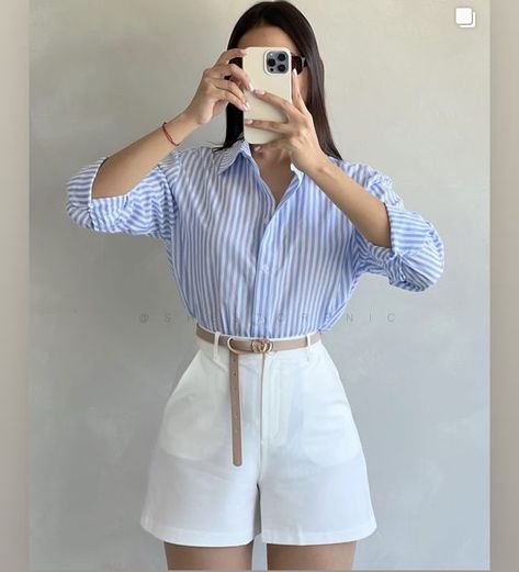 Camisas Listradas: a Peça-Chave para um Visual Descolado Scandi Fashion, Professional Outfits Women, Camisa Social, Effortlessly Chic Outfits, Casual Day Outfits, Elegante Casual, Minimal Outfit, Fashionista Clothes, Classy Casual Outfits