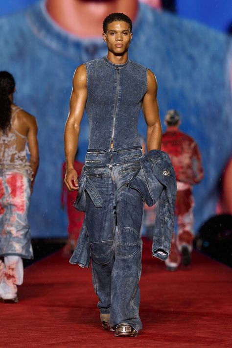 Diesel - Spring 2024 Ready-to-Wear https://www.vogue.com/fashion-shows/spring-2024-ready-to-wear/diesel/slideshow/collection#12 Diesel Fashion, Denim Outfit Men, Diesel Clothing, Diesel Denim, Moda Jeans, Jean Straight, Mens Straight Jeans, Fashion 2024, Look Vintage