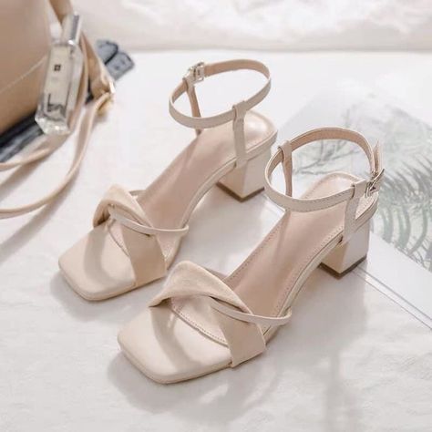 Sandles For Girls Aesthetic, Shoes For Girls Stylish, Elegant Heels Classy, Sandles Heels, Sepatu Pump, Heels Classy Elegant, Elegant Shoes Heels, Diy Heels, Sole Sisters