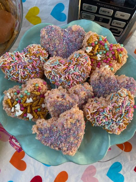 Gotta have Taylors heart shaped rice krispie treats at a Lover party! Shaped Rice Krispie Treats, Rice Krispies Treat, Taylor Swift Birthday Party Ideas, Taylor Swift Birthday, Anti Valentines Day, Rice Crispy Treats, Crispy Treats, Rice Krispie Treats, Rice Krispie