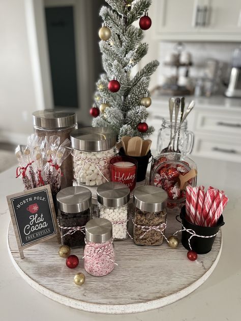 Cocoa Bar Ideas, Hot Cocoa Bar Ideas, Xmas Brunch, Hot Cocoa Bar Christmas, Gingerbread Hot Cocoa, Christmas Hot Chocolate Bar, Hot Chocolate Party, Hot Chocolate Cocoa, Gingerbread Party