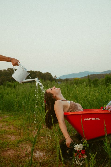 Growing Up Photoshoot, Wheelbarrow Photoshoot Ideas, Wheelbarrow Senior Pictures, Wheel Barrel Photoshoot, Fun Photo Shoot Ideas Creative, Outdoor Summer Photoshoot Ideas, Fun Outdoor Photoshoot Ideas, Flower Farm Photoshoot Ideas, Bungalow Photoshoot