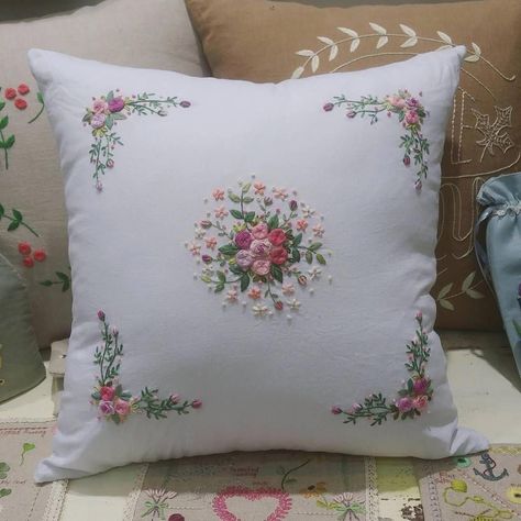 ribbon embroidery ideas for cushion https://youtu.be/q1JRQxuj6aA?si=YB3joqakDHmG-Fan https://youtu.be/yx3ah5x459c?si=rEHVyn_VfDmjOJA8 Cushion Decoration, Brazilian Embroidery Stitches, Cross Stitch Floss, Cushion Embroidery, Pillow Embroidery, Hungarian Embroidery, Embroidery Book, Embroidery Patterns Vintage, Brazilian Embroidery