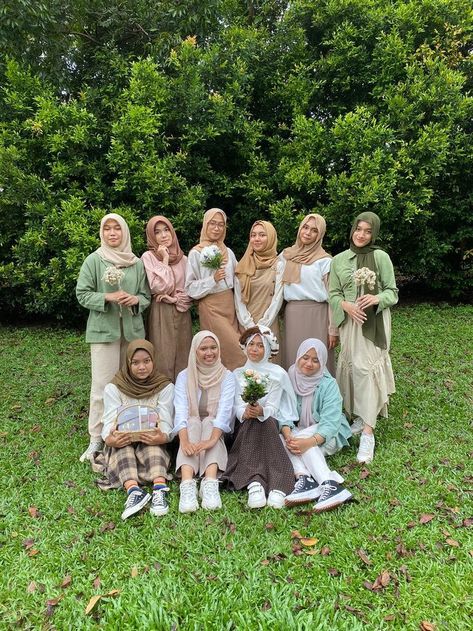 Yearbook Earth Tone, Ootd Earth Tone Hijab, Earth Tone Ootd, Earth Tone Outfits Women, Earth Tone Hijab, Earth Tone Outfits Aesthetic, Outfit Vintage Hijab, Yearbook Outfit Ideas, Earth Tone Outfits Men