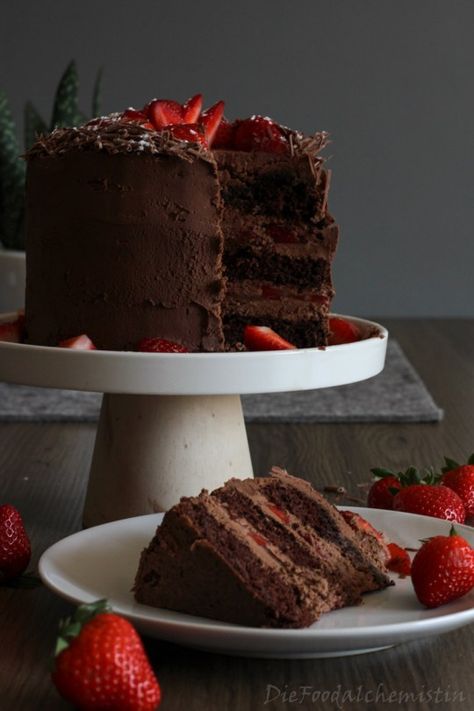 Schoko-Erdbeer-Träumchen – DieFoodalchemistin Naked Cakes, Chocolate Wedding Cake, Vanilla Cake Recipe, New Cake, Chocolate Strawberry, Easy Cake Recipes, Chocolate Cake Recipe, Cookie Cake, Easy Cake