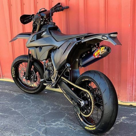 Motocross and Supermoto en Instagram: “Blacked Out 🖤 Rate it 1-10👇 Follow @mototuning - - - #Supermoto #Supermotard #Motocross #Supercross #Dirtbike #Enduro #Sportbike #Superbike…” Custom Dirt Bike, Ktm Dirt Bikes, Ktm Supermoto, Tmax Yamaha, Murdered Out, Cool Dirt Bikes, Image Moto, Motorcross Bike, Custom Sport Bikes