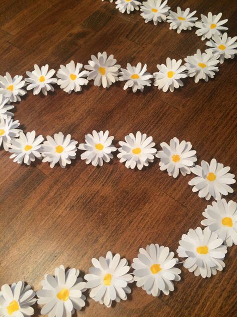 daisy paper garland by LilSydsCreations | daisy ideas theme weddings Daisy Garland, Daisy Ideas, Daisy Decorations, Daisy Theme, Paper Flower Garlands, Circle Garland, Daisy Party, Paper Daisy, Fleurs Diy