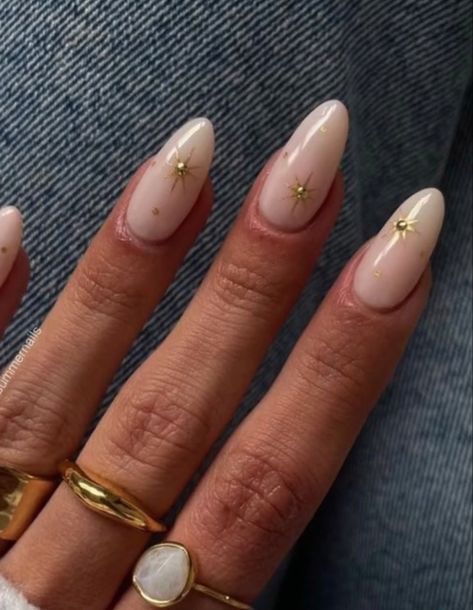 Dainty Acrylic Nail Designs, Clear Nails With Gold Stars, Neutral Nails Stars, Short Nails With Gold Lines, Wedding Nails Alternative, Wedding Nails Stars, Minimal Star Nails, Gold Starburst Nails, Starburst Nails Design