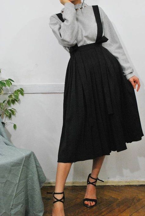 7e9e346dc5fd268b49bf418523af8679desc52986695ri Gaun Abad Pertengahan, Suspender Skirt, Cooler Look, Black Midi Skirt, Pleated Midi Skirt, Looks Vintage, Modest Dresses, Black Skirt, Skirt Black