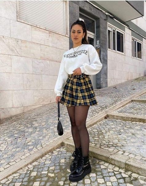 Checkered Skirt Outfit, Plaid Skirt Outfit, Outfit Retro, Plaid Outfits, Future Outfit, Plaid Skirt, Fashion Design Clothes, Looks Vintage, Look Chic