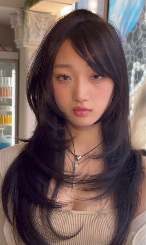 Asian Hair Updo, Side Bang Haircuts, Japan Hairstyle, Medusa Hair, Side Part Haircut, Bangs Wavy Hair, Hair Inspiration Long, Bald Hair, Hairstyles For Layered Hair