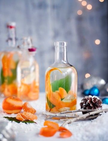 Christmas Gin Recipe With Clementine, Ginger And Bay Infuse your own gin with festive flavours, wrap it up nice and give it to a special someone this Christmas. It's a unique and thoughtful gift that's really easy to make Infused Alcohol, Gin Recipe, Make Your Own Gin, Christmas Gin, Edible Christmas Gifts, Infused Gin, Flavoured Gin, Gin Recipes, Homemade Food Gifts