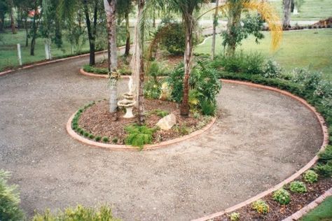 Driveway turnaround Circle Driveway Landscaping, Gravel Driveway Landscaping, Circle Driveway, Landscaping Rock, Driveway Ideas, Large Driveway, Gravel Driveway, Driveway Entrance, Driveway Design