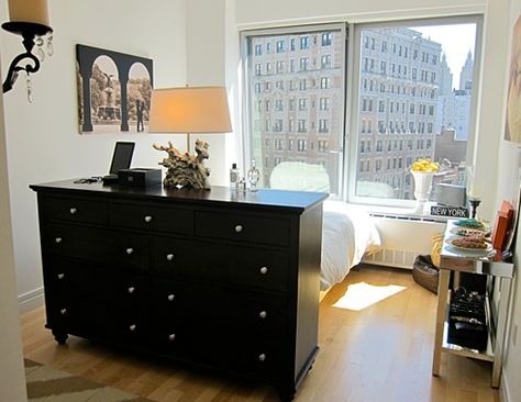 Love the dresser as headboard and that the bed faces directly out the window. Bed Facing Window, Room With Dresser, Board Dresser, Bed Board, Studio Apartment Design, Head Board, Apartment Chic, New York City Apartment, Studio Living