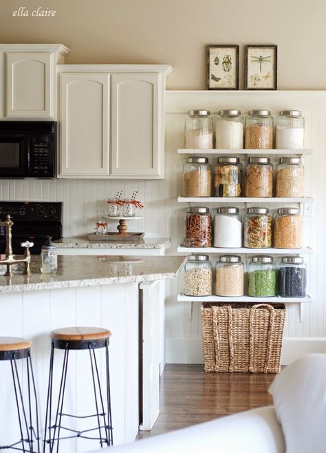 Open shelving with canisters Kitchen Decor Hacks, Organiser Cucina, Organized Pantry, Diy Kitchen Storage, Kitchen Storage Solutions, Apartment Kitchen, Kitchen Shelves, Kitchen Pantry, Diy Kitchen